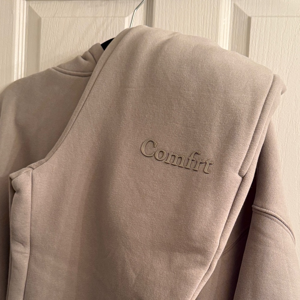 Comfrt Minimalist Sweatsuit Set - Picture 4 of 11
